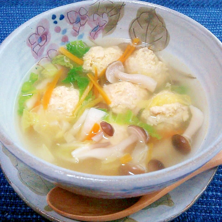 野菜もたっぷり! 鶏だんごスープ